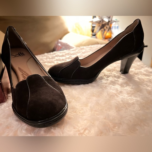 New in box. Suede chocolate brown heels. Scalloped edges in front and back. - Picture 4 of 9